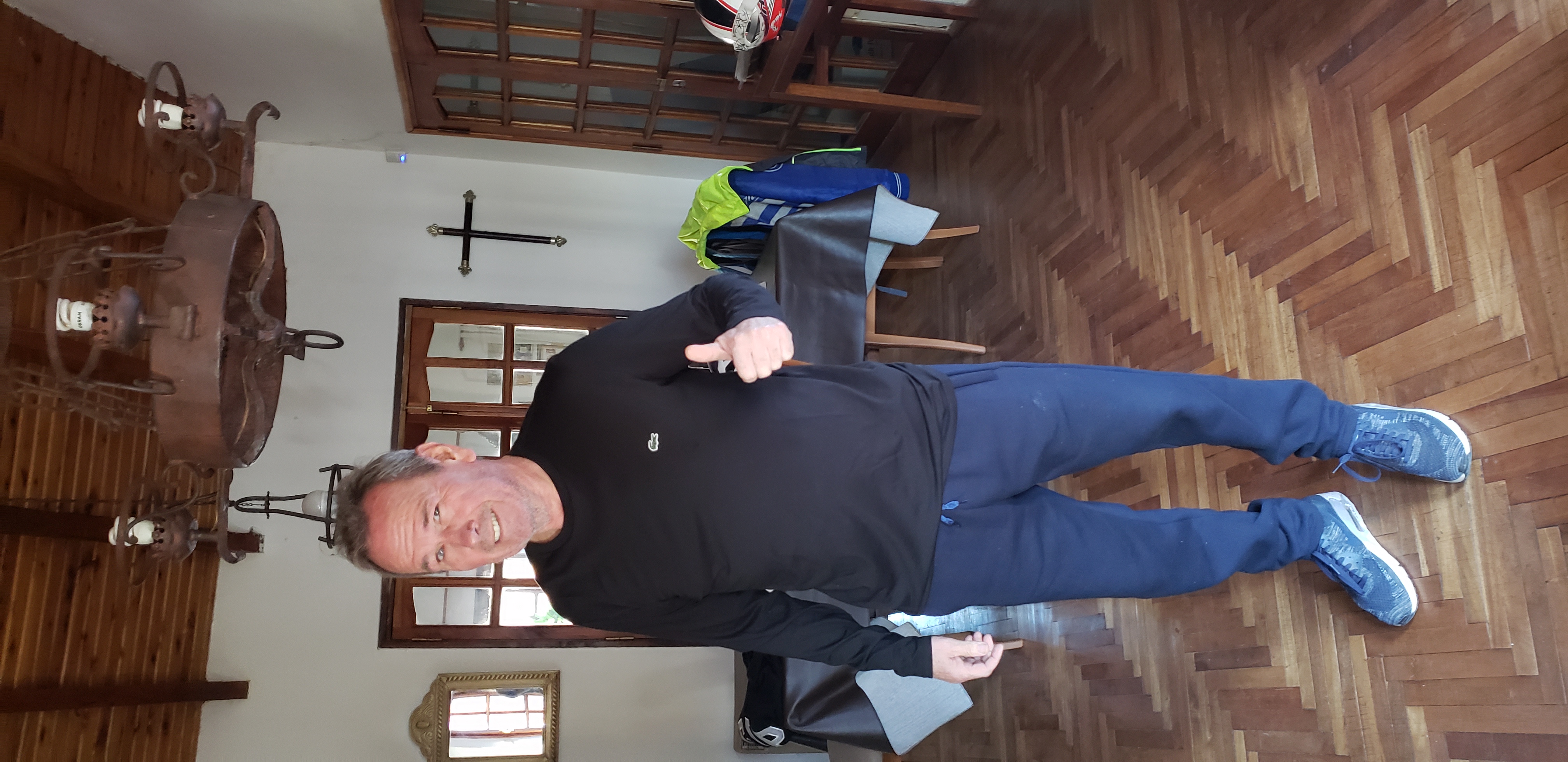 Manuel Lupiañez —Milti—, en una foto informal, sonriendo con el pulgar arriba